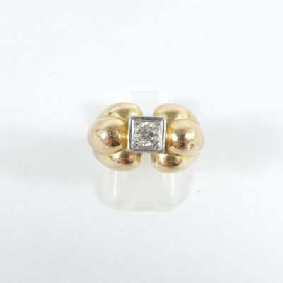 gros plan d'une bague en or et diamants sur fond blanc