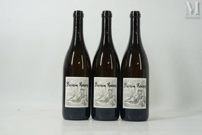 trois bouteilles de vin posées sur une table l'une à côté de l'autre