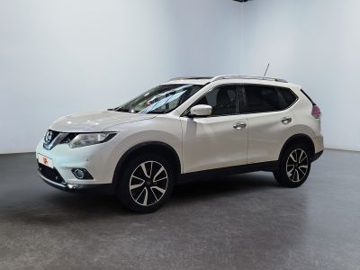 un SUV Nissan blanc garé dans une pièce blanche