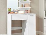 une coiffeuse blanche avec un miroir, dans une pièce