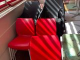 de nombreuses chaises rouges et noires et une table dans une pièce