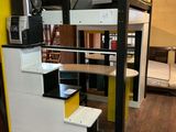 un lit superposé avec un bureau et un escalier dans la chambre