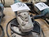 une table sur laquelle se trouvent de nombreux outils différents