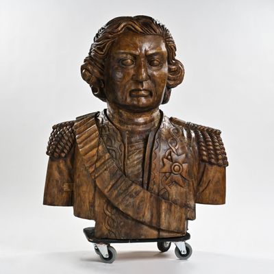 buste en bois sculpté représentant un homme en uniforme militaire, monté sur roulettes