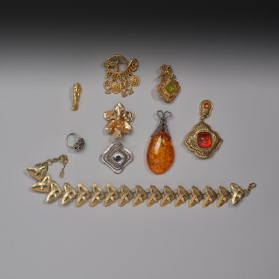 un assortiment de bijoux en or et en argent, comprenant un collier, un bracelet et des boucles d'oreilles