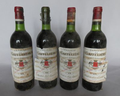 trois bouteilles de vin sont alignées sur une table