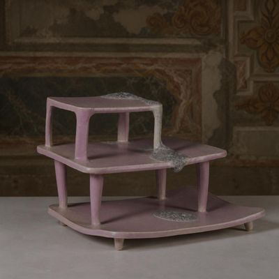 un présentoir à gâteaux à trois étages posé sur une table