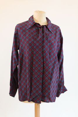 chemise à carreaux posée sur un présentoir pour mannequin