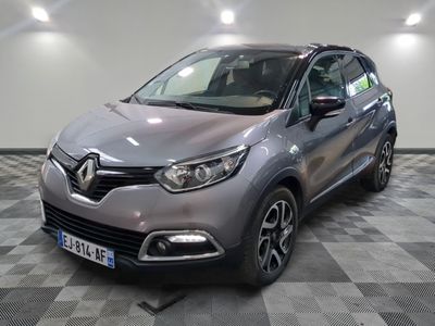 la voiture grise est garée sur un sol en damier dans le garage