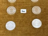 Plusieurs pièces sont alignées sur une surface marron