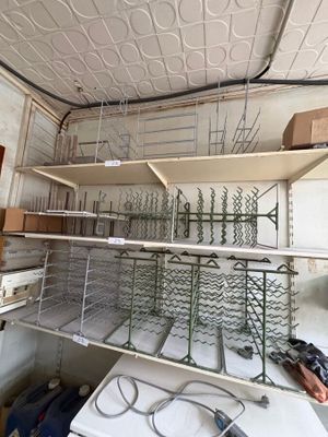 une pièce avec beaucoup d'étagères et beaucoup de câbles