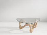 une table basse en verre avec des pieds en bois et un plateau en verre