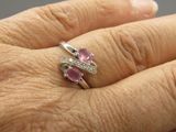 gros plan de la main d'une personne portant une bague