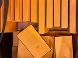 de nombreux sacs et cartons remplis de papier orange posés sur une étagère