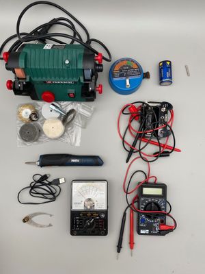 de nombreux appareils électriques disposés sur une table