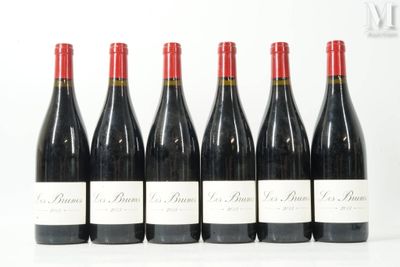 six bouteilles de vin rouge sont alignées