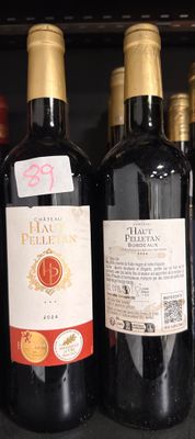 plusieurs bouteilles de vin sont alignées sur une étagère dans un magasin