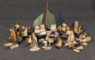 un tas de petits bateaux en bois par terre
