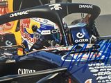photo dédicacée d'une voiture de course avec un casque sur la tête du pilote