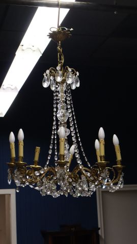 Lustre à pampilles en cristal à huit bras de lumières. H : 90