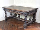 une table en bois avec un plateau en bois posée sur un parquet en bois dur