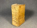 une petite boîte en bois posée sur une table
