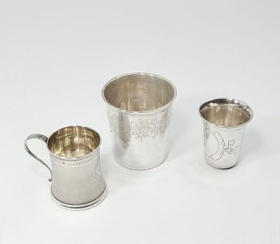 trois tasses en métal argenté et une chope en métal argenté