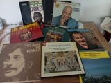 de nombreux livres de musique posés sur une table en bois