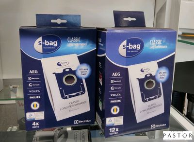 deux boîtes de sachets sous vide posées sur une étagère en verre dans un magasin