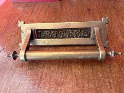 Plaque de boîte aux lettres en laiton patiné, avec poignée e… - Photo 1