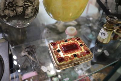 une table en verre sur laquelle sont posés une boîte et un vase