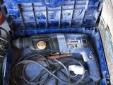 une boîte à outils bleue avec des outils à l'intérieur