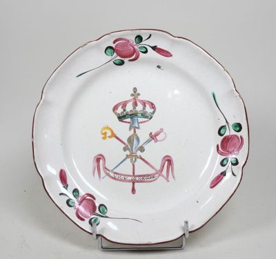 une image représentant une assiette blanche ornée d'un motif rose et vert