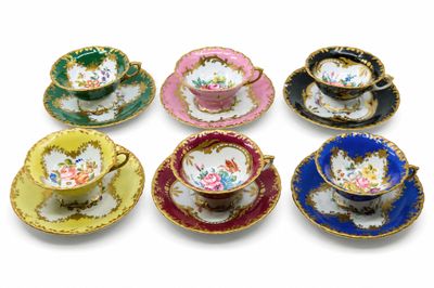 six tasses et soucoupes ornées de motifs différents