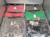 de nombreux sacs de t-shirts dans une vitrine