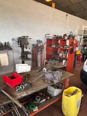 une camionnette garée dans un garage, avec des outils posés sur la table