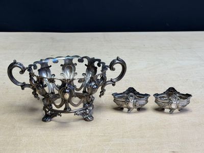 un petit bol en argent et deux petits plats en argent