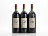 trois bouteilles de vin sont alignées sur une surface blanche