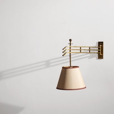 une image représentant une lampe accrochée au mur à côté d'un abat-jour