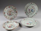 trois assiettes à motifs floraux posées sur une surface blanche