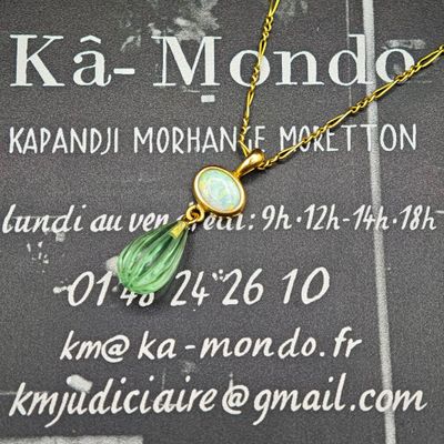 une chaîne en or à laquelle est accroché un pendentif en verre vert