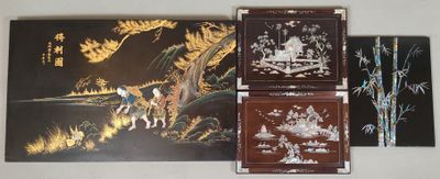quatre peintures asiatiques accrochées au mur les unes à côté des autres