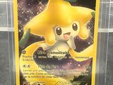 La carte Pokémon se trouve dans une boîte transparente posée sur une table.