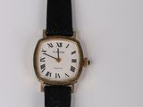 une image d'une montre-bracelet avec des chiffres romains
