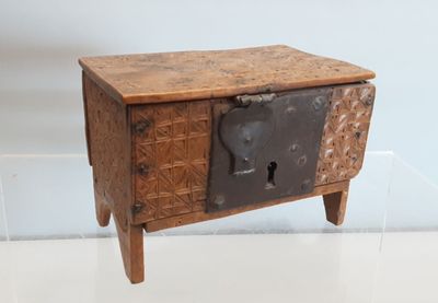 une petite boîte en bois munie d'une serrure