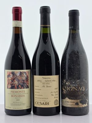 trois bouteilles de vin posées sur une table
