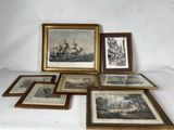 cinq photos encadrées représentant des bateaux, posées sur une table