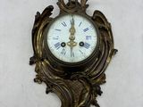 une horloge accrochée au mur sur le mur