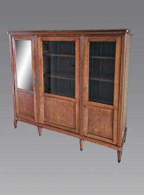 une image d'une armoire en bois avec des portes en verre
