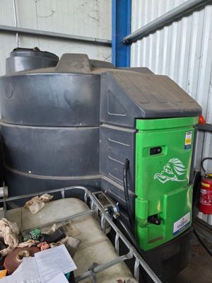 une machine verte qui se trouve dans un garage